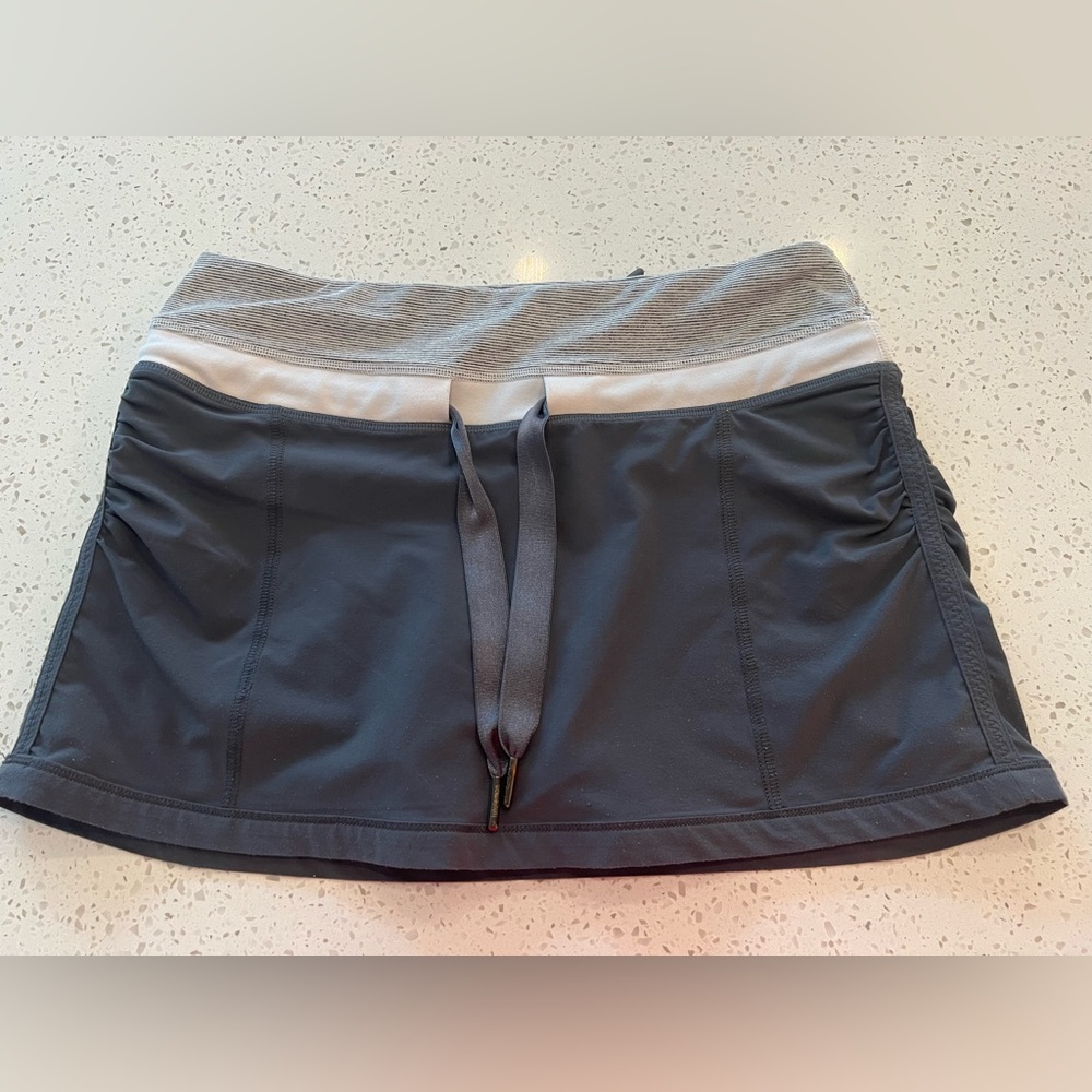 Lululemon Run Enegy Skirt/ Short Size 4 .
